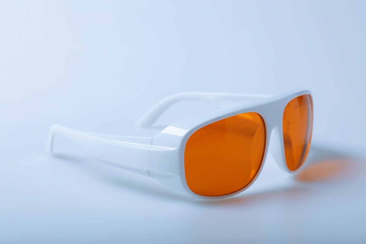 Cosa significa la valutazione LB sugli occhiali di sicurezza laser?