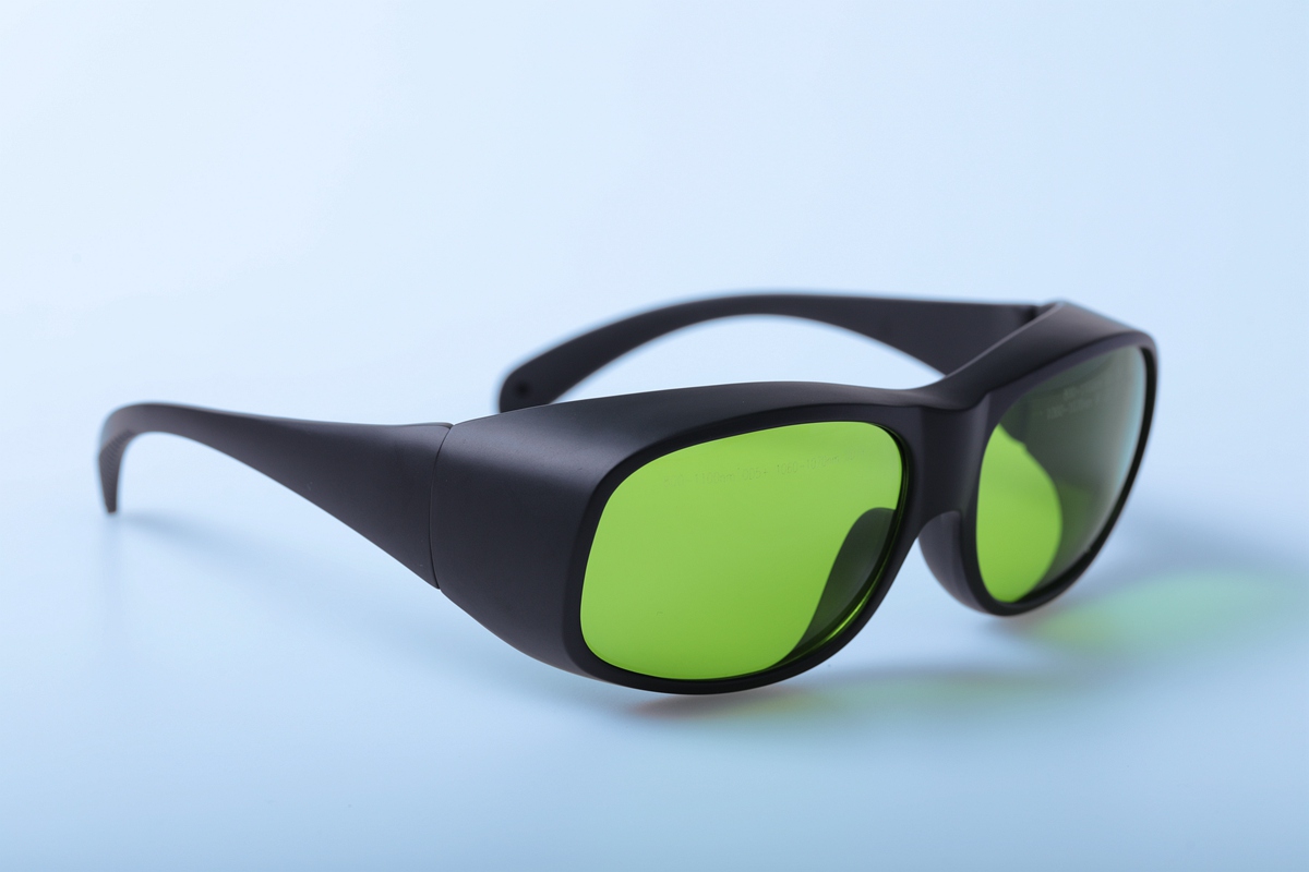 È necessario indossare occhiali protettivi specifici della lunghezza d'onda quando si opera lidar?