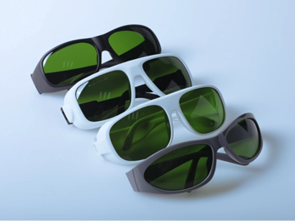 È necessario indossare occhiali di sicurezza quando si utilizzano apparecchiature laser?