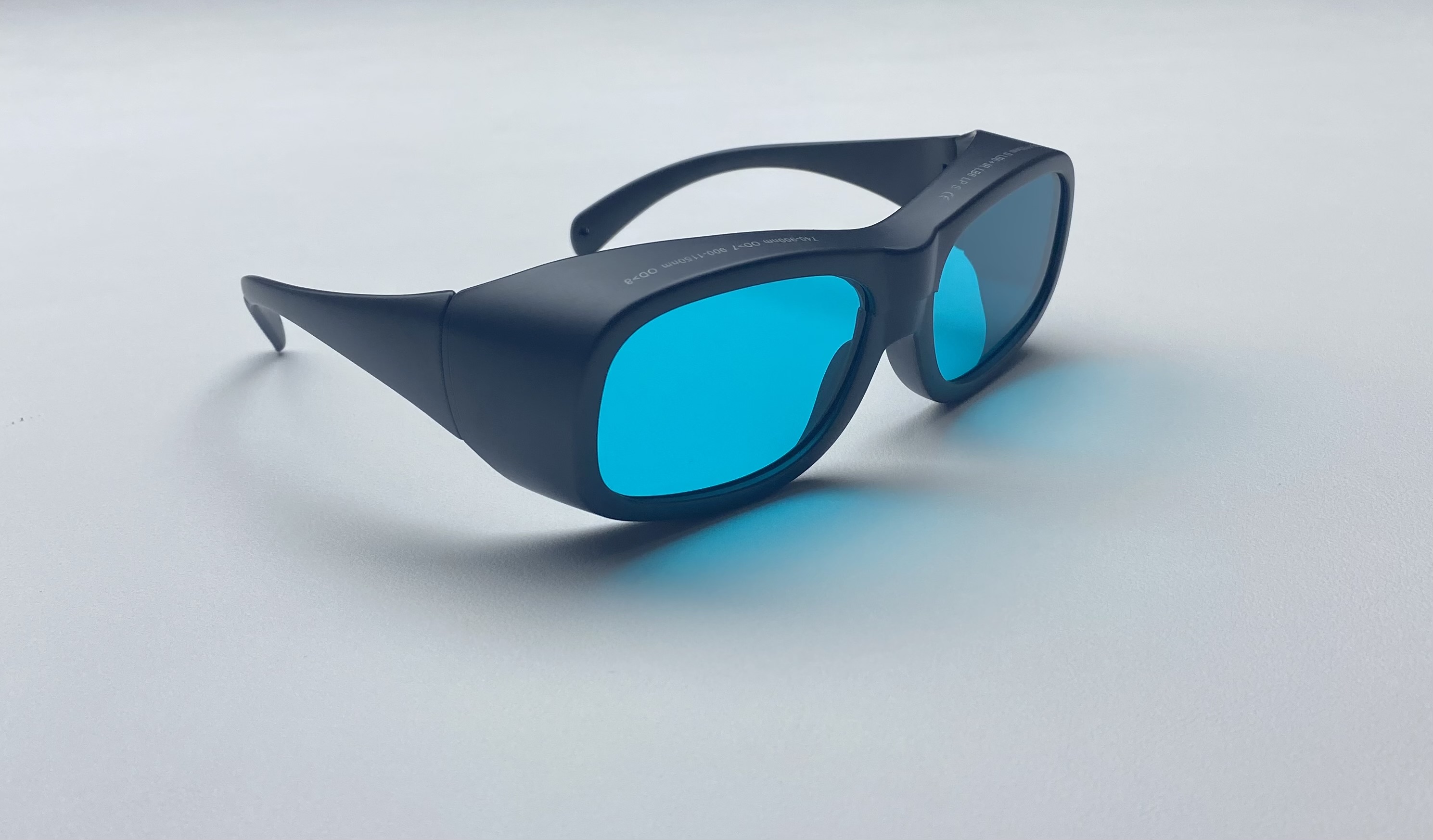 Quali occhiali dovrebbero indossare per la depilazione laser?