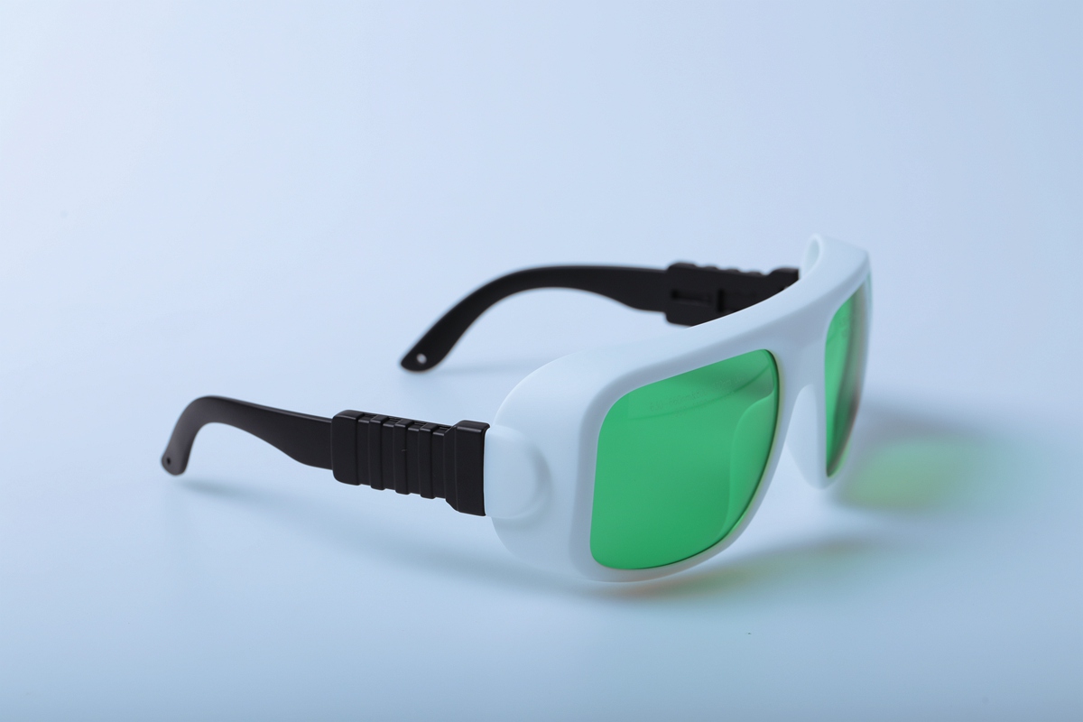 È sicuro indossare occhiali laser nella vita quotidiana?