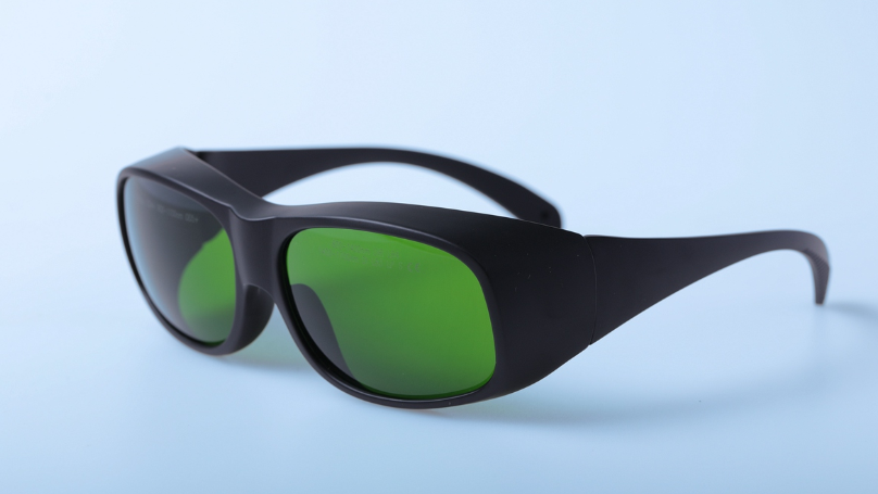 Sono necessari occhiali per laser quando si utilizza un laser a fibra?