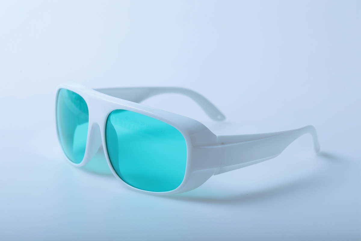 Come sono gli occhiali di sicurezza laser rossi?