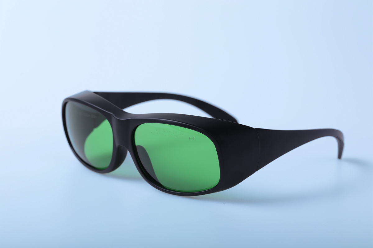 Hai bisogno di indossare occhiali di sicurezza quando si utilizza una macchina per marcatura laser?