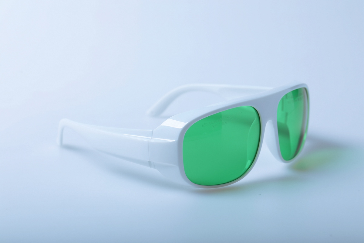 Quale attrezzatura protettiva dovrebbe essere indossata per le radiazioni laser?